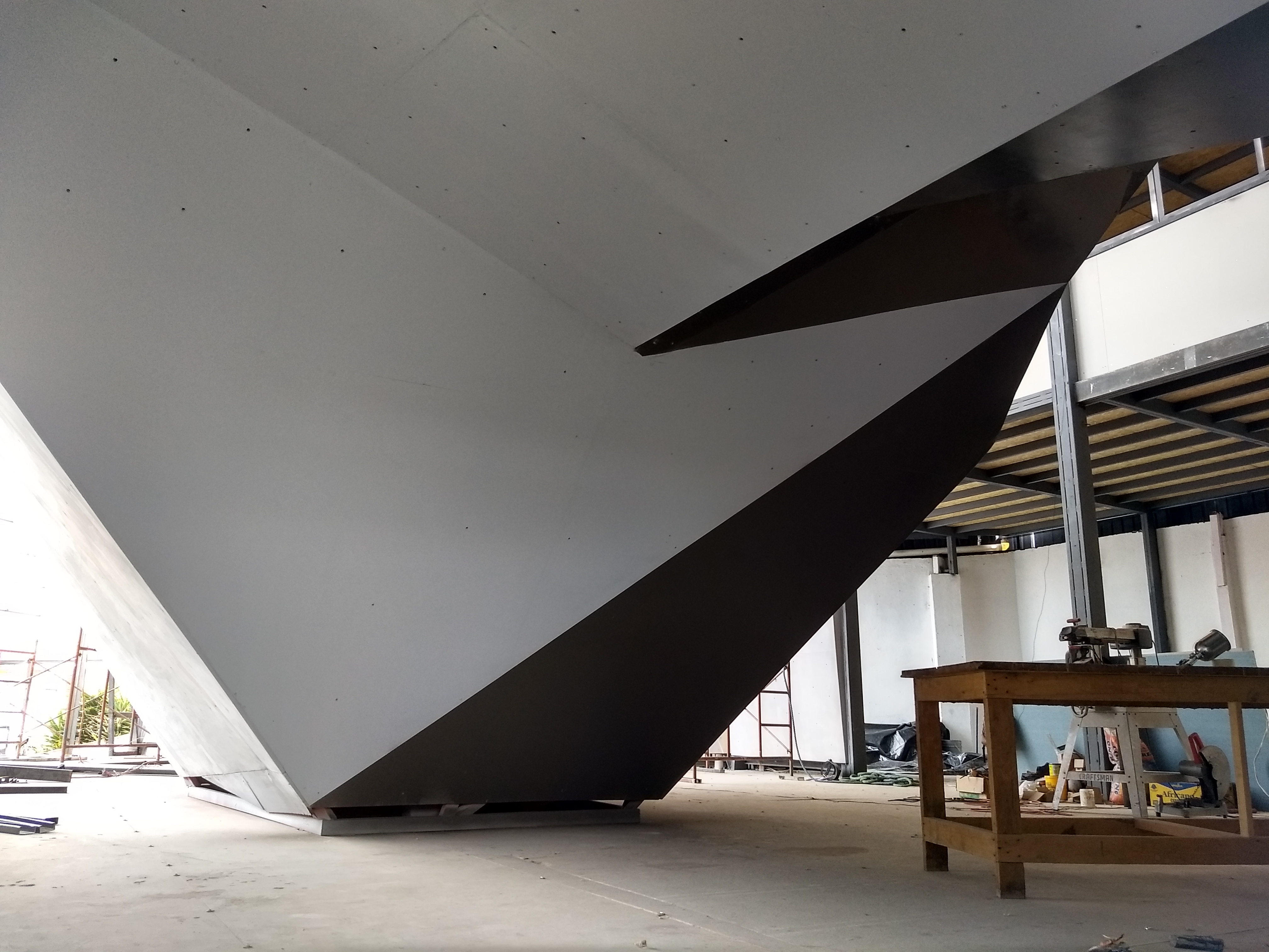 Belay zone with multiple climbing lines